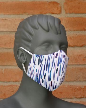 <p>MASCARILLA ANATOMICA SUBLIMADA ANTIFLUIDO TRIPLE CAPA ELASTICO OREJA.&nbsp; Tela: deportiva antifluido.&nbsp; Composici&oacute;n: 100% poli&eacute;ster.&nbsp; Peso: 134 gr/m2 cada capa.&nbsp; Tres capas: 402 gr/m2.&nbsp; Descripci&oacute;n:&nbsp; Mascarilla en tela deportiva antifluido triple capa para protecci&oacute;n de nariz y boca.&nbsp; Corte anat&oacute;mico. Dos el&aacute;sticos para sujetar en cabeza.&nbsp; Lavadas:&nbsp; 50.</p>

<p>Reversible.&nbsp; Frente:&nbsp; pintas.&nbsp; Reverso:&nbsp; blanco.</p>

<p>Tallas:&nbsp; Mediana (mujer y ni&ntilde;o)</p>
