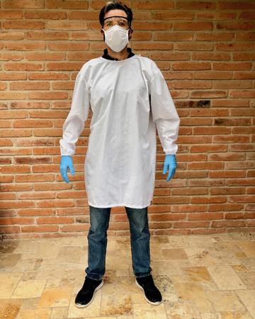 <p>Tela: Antifluido.&nbsp; Composici&oacute;n: Algod&oacute;n 35%, Poli&eacute;ster 65%.&nbsp; Peso: 123 a 136 gr/m2.&nbsp; Descripci&oacute;n: Bata de protecci&oacute;n manga larga en tela antifluido. El&aacute;stico en pu&ntilde;os. Tiras de la misma tela en cuello y cintura para cerrar sobrepuesto.&nbsp; Se puede poner con abertura en el frente o en la espalda.&nbsp; Lavadas:&nbsp; 50.&nbsp; &nbsp; &nbsp; &nbsp; &nbsp; &nbsp; &nbsp; &nbsp; &nbsp; &nbsp; &nbsp; &nbsp; &nbsp; &nbsp; &nbsp; &nbsp;&nbsp; &nbsp; &nbsp; &nbsp; &nbsp; &nbsp; &nbsp; &nbsp; &nbsp; &nbsp; &nbsp; &nbsp; &nbsp;&nbsp;</p>

<p>Producto bajo pedido, m&iacute;nimo 24 unidades.&nbsp; Pedidos&nbsp;a ventas@ziro.com.ec</p>
