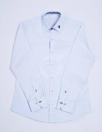 <p>Camisa blanca de hombre con bordado en cuello.</p>

<p>&nbsp;</p>
