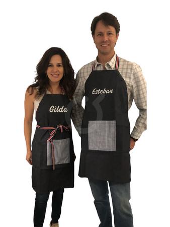 <p>Delantal tipo cocina con bolsillo.&nbsp; Unisex.&nbsp; Talla adulto.</p>

<p>Producto bajo pedido, m&iacute;nimo 24 unidades.&nbsp; Pedidos&nbsp;a ventas@ziro.com.ec</p>

<p>Precio varia dependiendo de la cantidad y bordados.</p>

