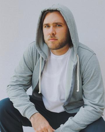 Buzo con capucha y cordon.&nbsp; Bolsillos canguro.&nbsp; Fleece perchado.

&nbsp;
