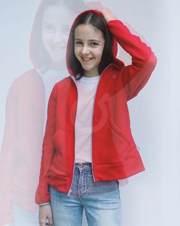 <p>Chompa con capucha y cierre visto. Bolsillos canguro. Tela inteligente t&eacute;rmica micropolar; mantiene estable la temperatura del cuerpo.</p>

<p>Azul indigo con cierre amarillo fosforescente.</p>

<p>Rojo con cierre gris.</p>

<p>Azul con cierre rojo.</p>

<p>Gris con cierre amarillo.</p>

<p>&nbsp;</p>
