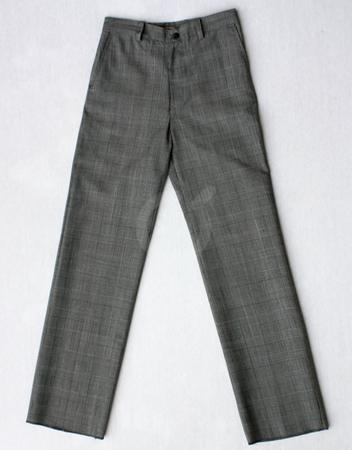 <p>Pantal&oacute;n gabardina. Tela escocesa gris. No viene hecho bastas.</p>
