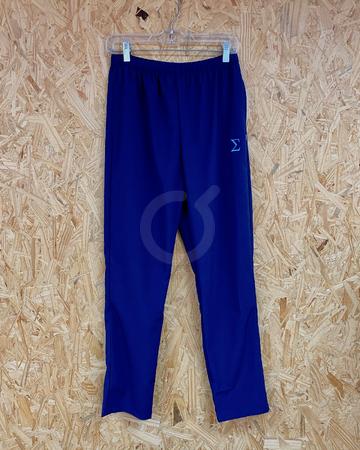 <p>Pantal&oacute;n deportivo en tela plana con bolsillos.</p>

<p>Producto bajo pedido, m&iacute;nimo 24 unidades.&nbsp; Pedidos&nbsp;a ventas@ziro.com.ec</p>

<p>Precio varia dependiendo de la cantidad y bordados.</p>

<p>&nbsp;</p>

<p>&nbsp;</p>
