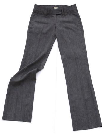 <p>Pantal&oacute;n gabardina. Gris. Corte femenino. No viene hecho bastas.</p>
