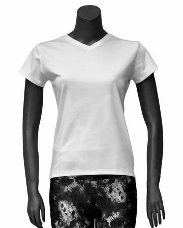 <p>Camiseta cuello en V manga corta. Tela deportiva inteligente stretch con secado rapido.</p>

<p>&nbsp;</p>

